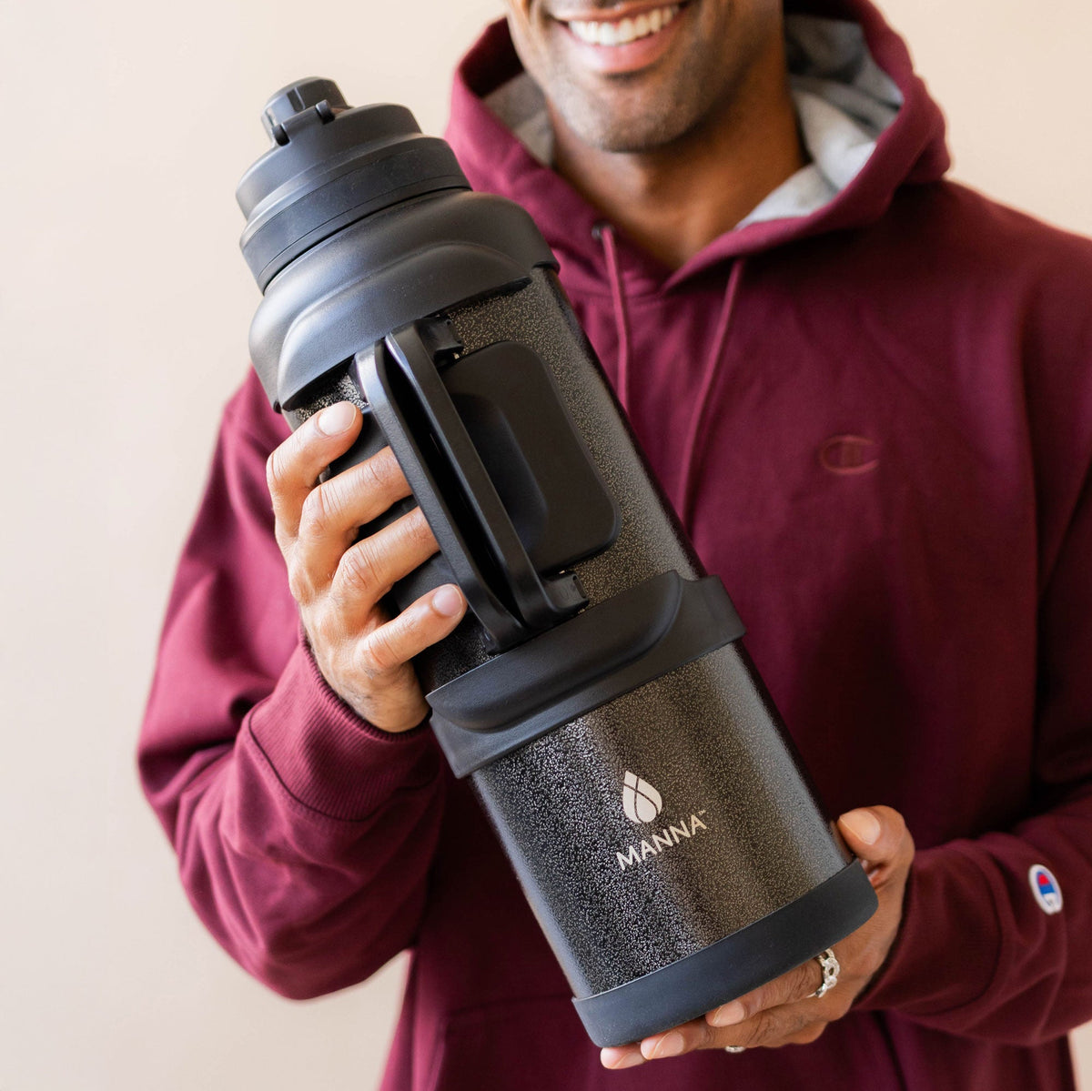 4l-titan-bottle-135-oz-f9 5Manna_Website_Lifestyles-29.jpg